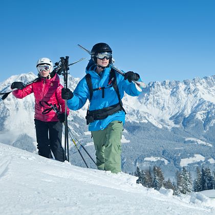 Skifahrer im Tiefschnee mit Panoramablick